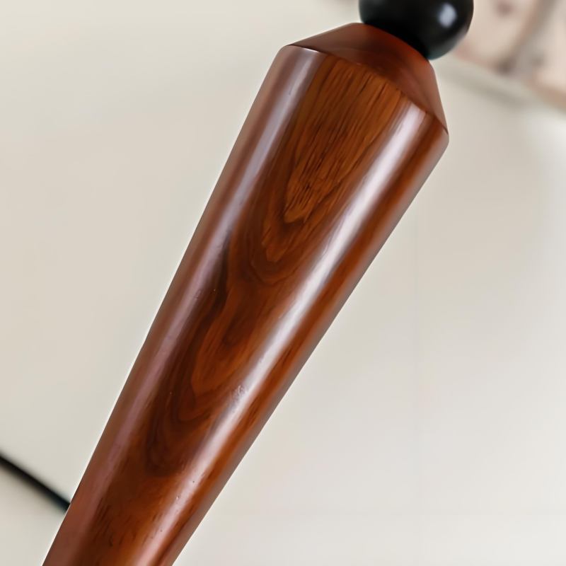 Détail du pied en bois de la lampe Fennary