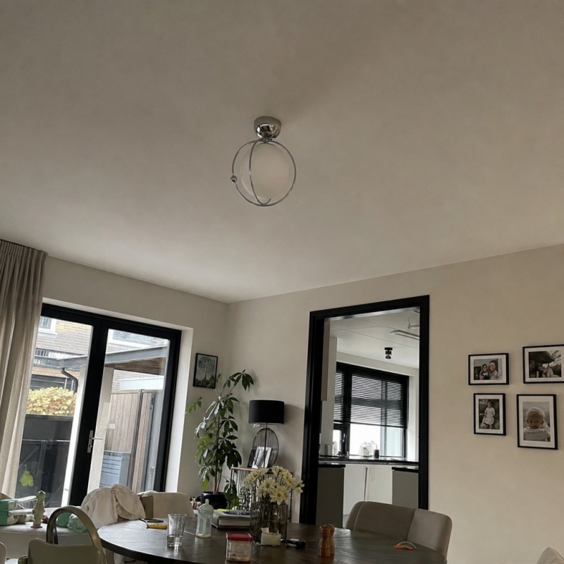 Photo client du plafonnier Kallera dans un intérieur lumineux