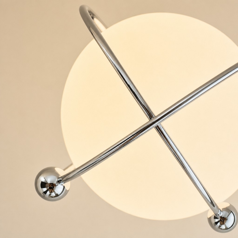 Détail de la sphère lumineuse et des anneaux chromés
