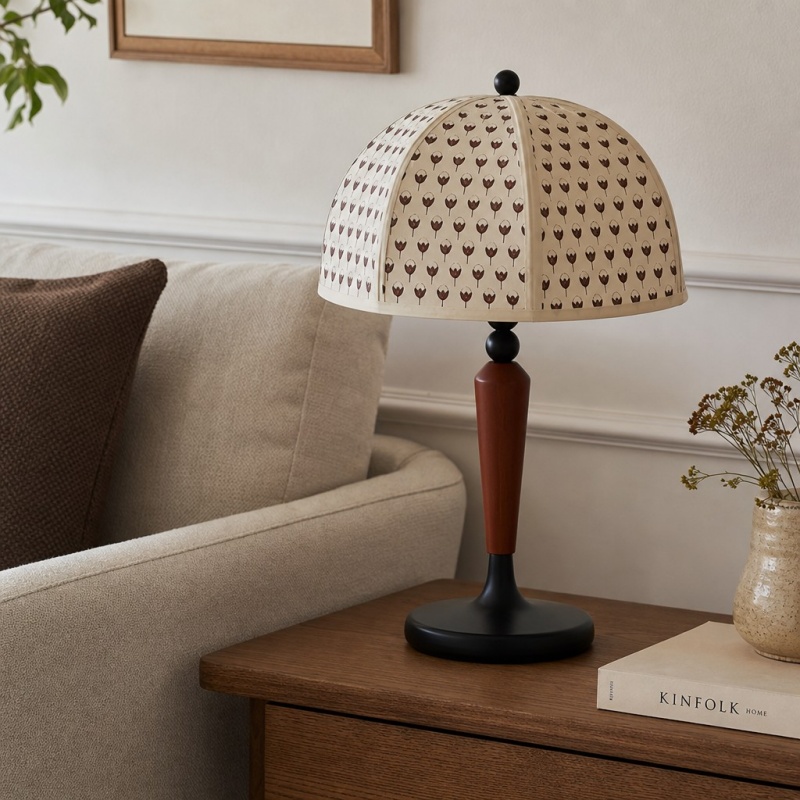 Lampe de table Fennary sur une table d'appoint