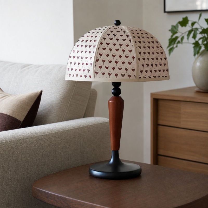 Lampe de table Fennary près d'un canapé