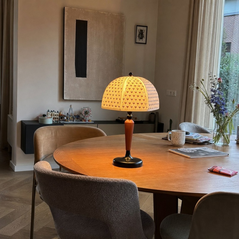 Lampe Fennary allumée dans une salle à manger