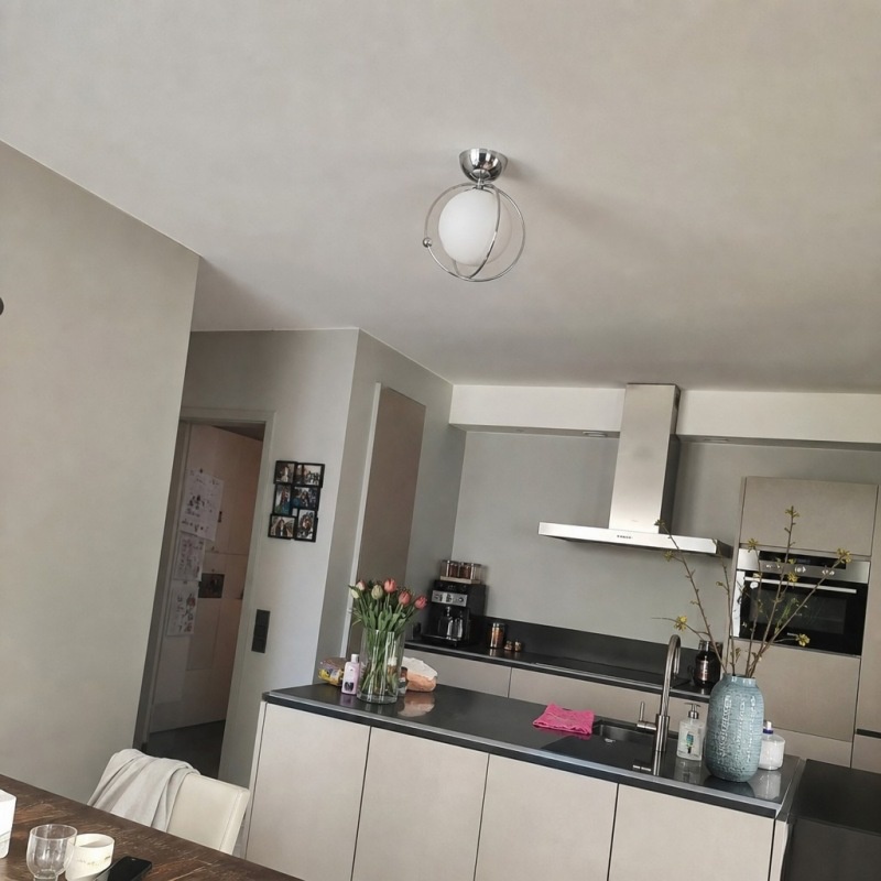Photo client du plafonnier Kallera dans une cuisine ouverte
