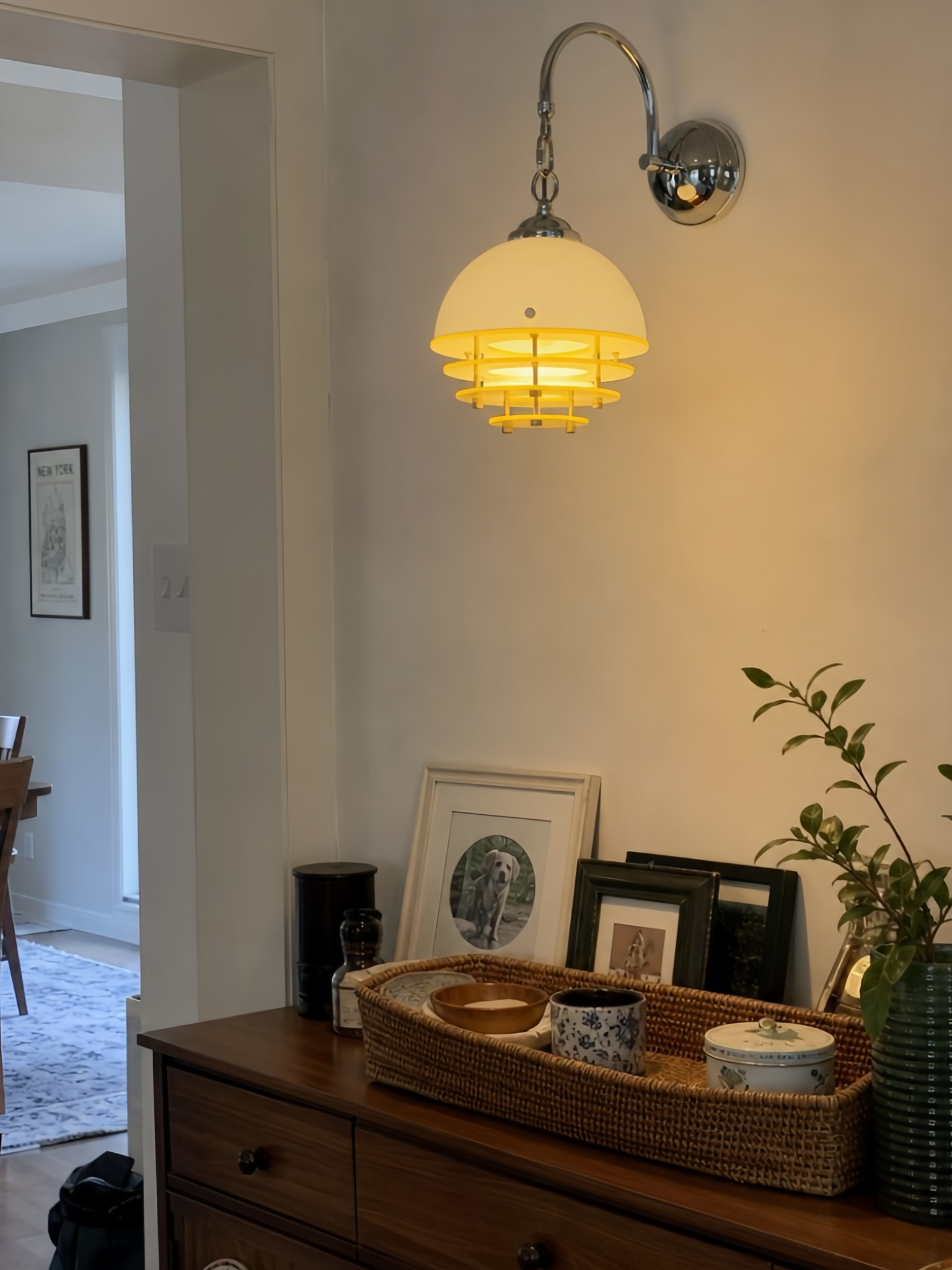 Ambiance intérieure chaleureuse avec lampe murale