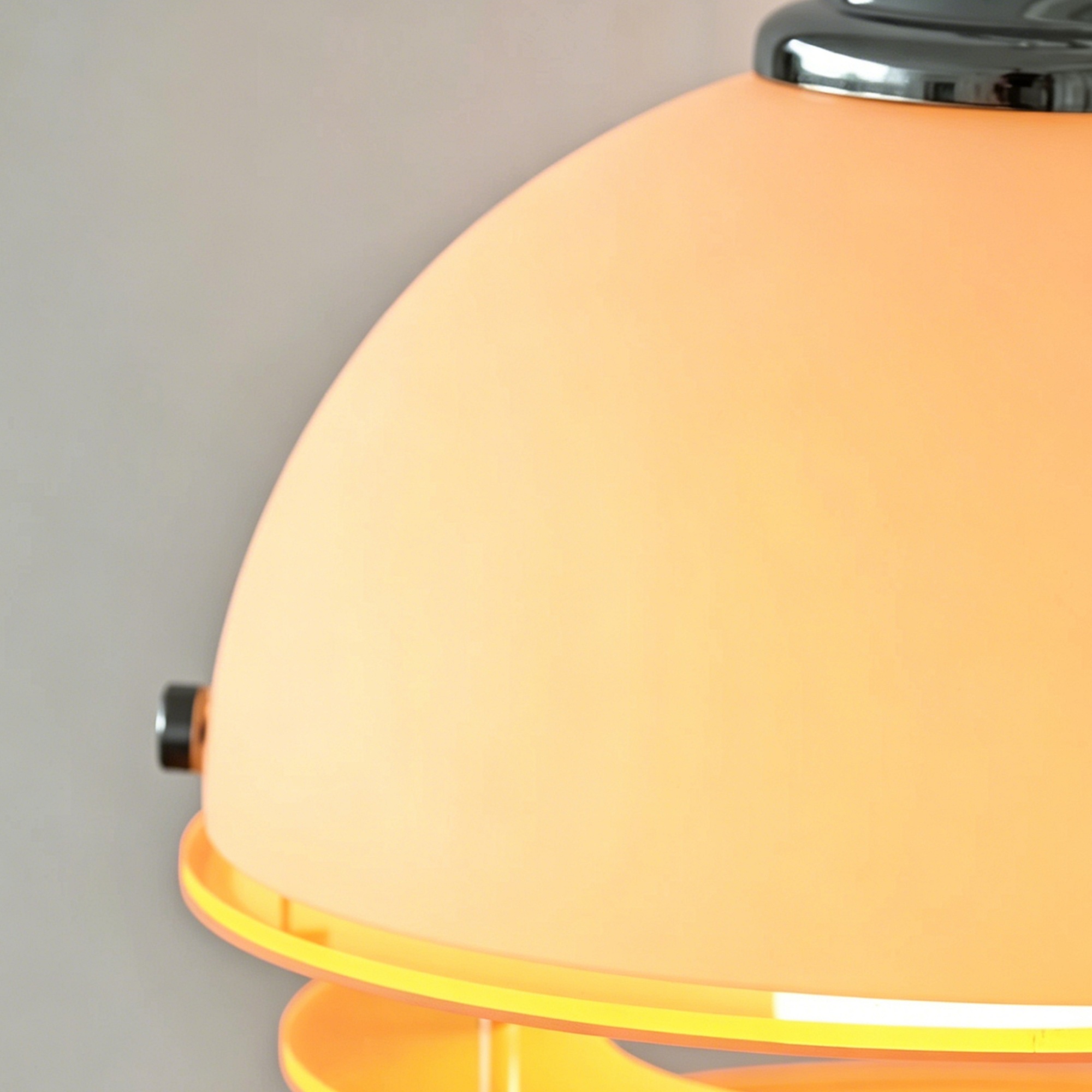 Détail du dôme lumineux orange et blanc