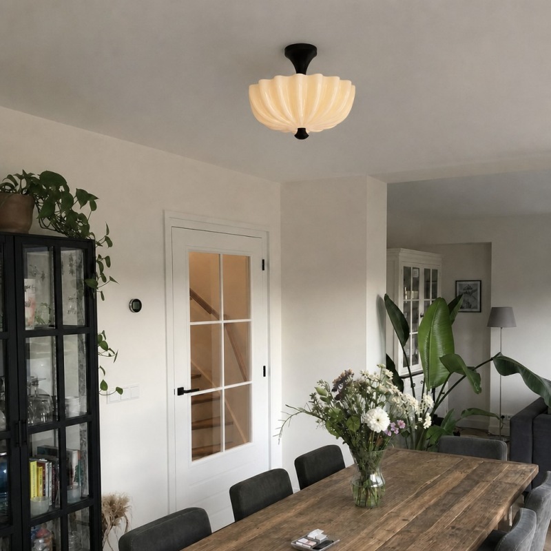 Plafonnier dans un intérieur avec plantes et table en bois