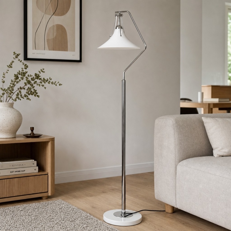 Lampadaire Magnolia à côté d'un canapé