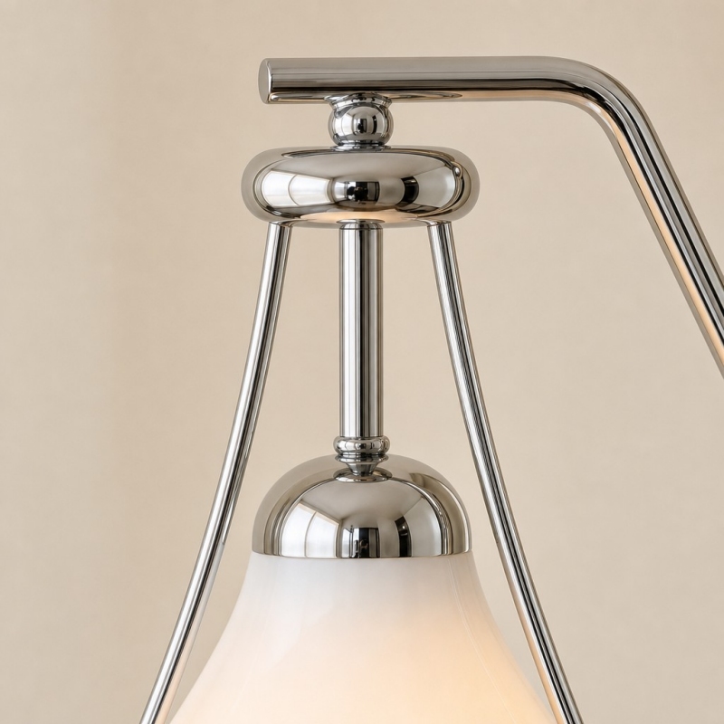 Détail chromé du lampadaire Magnolia