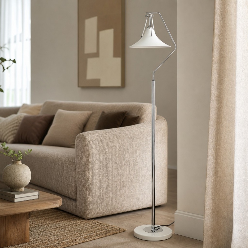 Lampadaire Magnolia près d'un canapé