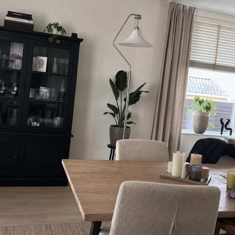 Lampadaire Magnolia dans un espace repas lumineux