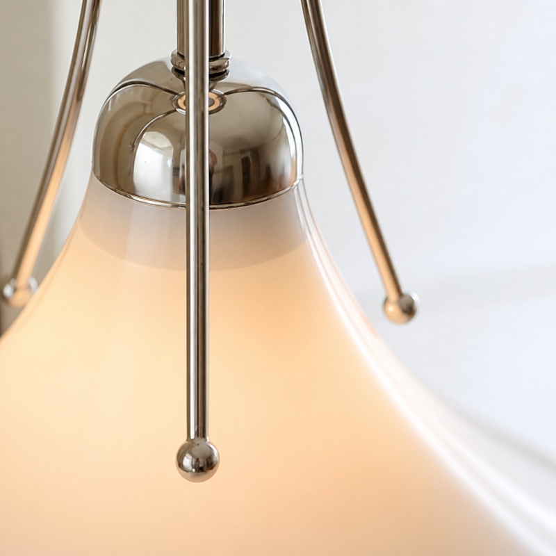 Détail de l'abat-jour allumé du lampadaire Magnolia