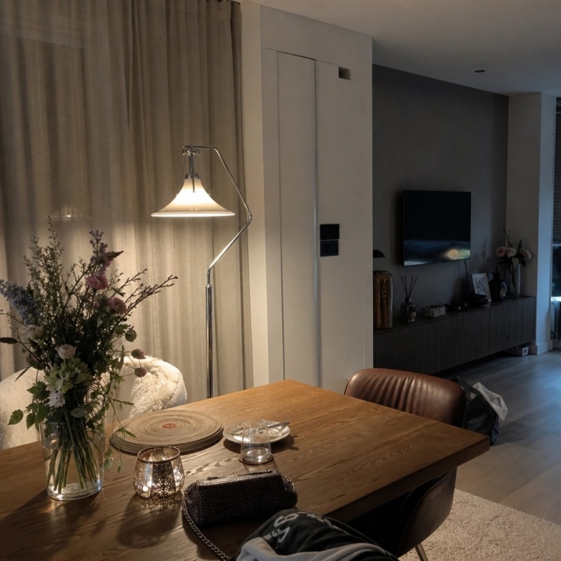 Lampadaire Magnolia allumé près d'une table